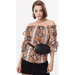 Camelowa Bluzka Fevered. Brązowe bluzki damskie Born2be, xl, z aplikacjami, bez kołnierzyka, z krótkim rękawem. Za 79,99 zł.