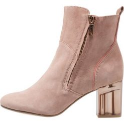 Marcel Ostertag x Tamaris Botki old rose. Czerwone botki damskie Marcel Ostertag x Tamaris, z materiału, klasyczne. Za 399,00 zł.
