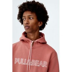 Bluza z kapturem i logo Pull&Bear. Różowe bluzy męskie Pull&Bear, m, bez wzorów, z kapturem, bez rękawów, z kapturem. Za 89,90 zł.