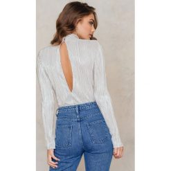 NA-KD Party Plisowany top ze stójką i odkrytymi plecami - Silver. Szare topy damskie NA-KD Party, bez wzorów, z poliesteru, ze stójką. W wyprzedaży za 42,58 zł.