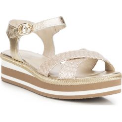 Buty damskie. Niebieskie klapki damskie Wittchen, w paski, ze skóry, bez obcasa, na koturnie. W wyprzedaży za 259,90 zł.