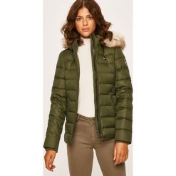 Tommy Jeans - Kurtka puchowa. Czerwone kurtki damskie Tommy Jeans, s, bez wzorów, z poliesteru, krótkie. W wyprzedaży za 639,90 zł.