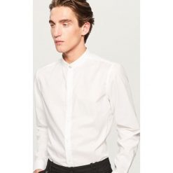 Koszula ze stójką slim fit - Biały. Białe koszule męskie na spinki marki Reserved, m, ze stójką. Za 119,99 zł.