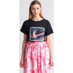 T-SHIRT EMPORIO ARMANI - Czarny. Czarne t-shirty damskie z nadrukiem, z okrągłym kołnierzem. Za 149,50 zł.