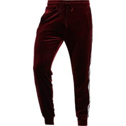 Spodnie męskie: Liquor N Poker VELOUR SPORTSTRIPE Spodnie treningowe burgundy