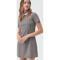 Trapezowa sukienka z kołnierzykiem -. Sukienki damskie Sinsay, s, bez wzorów, bez kołnierzyka, bez rękawów, trapezowe. Za 39,99 zł.