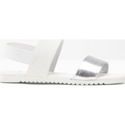 Sandały bonprix biało-srebrny. Szare sandały damskie bonprix, bez wzorów, bez obcasa, bez zapięcia. Za 54,99 zł.