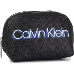 Kosmetyczka CALVIN KLEIN - Monogram Make-Up Bag K60K605658 Black Mono. Czarne kosmetyczki męskie Calvin Klein, bez wzorów, ze skóry ekologicznej. W wyprzedaży za 129,00 zł.