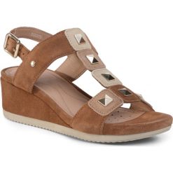 Sandały GEOX - D Ischia D D02GTD 00022 C6N5Q Cognac/Dk Skin. Pomarańczowe klapki damskie Geox, z aplikacjami, ze skóry, bez obcasa, na obcasie. W wyprzedaży za 359,00 zł.