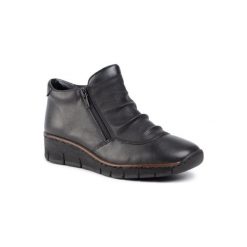 RIEKER 53742-00 Czarny. Czarne botki damskie Rieker, ze skóry, bez obcasa, bez zapięcia. Za 259,99 zł.