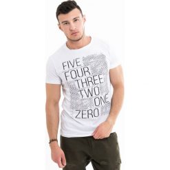 T-shirt męski MF White. Białe t-shirty męskie Mark Formelle, m, z napisami, z bawełny, klasyczne, z okrągłym kołnierzem, bez rękawów. Za 44,99 zł.
