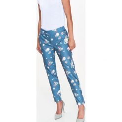 SPODNIE W KWIATY. Niebieskie spodnie damskie Top Secret, z tkaniny. W wyprzedaży za 39,99 zł.