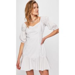 Glamorous - Sukienka. Białe sukienki damskie Glamorous, na co dzień, s, bez wzorów, z bawełny, casualowe, z dekoltem karo, z krótkim rękawem, krótkie, mini, rozkloszowane. W wyprzedaży za 139,90 zł.
