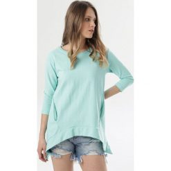 Miętowa Bluza Metiomeia. Zielone bluzy damskie Born2be, s, bez wzorów, bez rękawów, bez kaptura. W wyprzedaży za 59,99 zł.