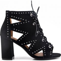 Sandały botki zamszowe z dżetami czarne. Czarne botki damskie Joia Shoes, bez wzorów, z zamszu, eleganckie, bez obcasa, na obcasie, na sznurówki. W wyprzedaży za 114,00 zł.