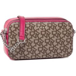 Torebka DKNY - Bryant Camera Bag R01EJG86 Chno/Ele Pink NXJ. Różowe listonoszki damskie DKNY, na co dzień, bez wzorów, ze skóry ekologicznej, eleganckie, bez dodatków. W wyprzedaży za 429,00 zł.