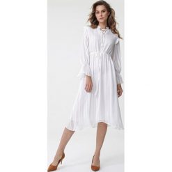 Biała Sukienka Worcester. Białe sukienki damskie Born2be, na spotkanie biznesowe, xl, bez wzorów, z tkaniny, klasyczne, z falbankami, z długim rękawem, długie, midi. Za 129,99 zł.