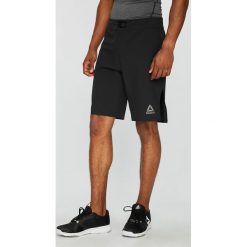 Reebok - Szorty. Czarne szorty męskie marki Reebok, xl, z nadrukiem, z elastanu, sportowe. W wyprzedaży za 139,90 zł.