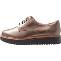 Clarks TEADALE RHEA Oksfordki pewter. Brązowe jazzówki damskie Clarks, z materiału. Za 429,00 zł.