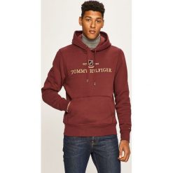Tommy Hilfiger - Bluza. Niebieskie bluzy męskie xxl, z aplikacjami, z bawełny, z kapturem. W wyprzedaży za 329,90 zł.