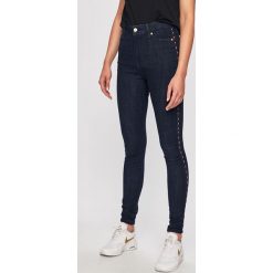 Tommy Hilfiger - Jeansy Harlem. Niebieskie jeansy damskie TOMMY HILFIGER, bez wzorów, z elastanu, z podwyższonym stanem. W wyprzedaży za 339,90 zł.