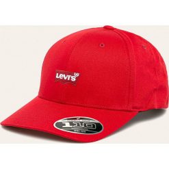 Levi's - Czapka. Czerwone czapki męskie Levi's®, z aplikacjami, z elastanu. Za 119,90 zł.