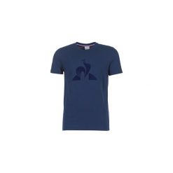 T-shirty z krótkim rękawem Le Coq Sportif MARINEA. Niebieskie t-shirty męskie le coq sportif, s, bez wzorów, bez kołnierzyka, krótkie. Za 109,00 zł.