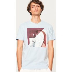 T-shirt z nadrukiem Sail away - Niebieski. Niebieskie t-shirty męskie z nadrukiem Reserved, l. W wyprzedaży za 29,99 zł.