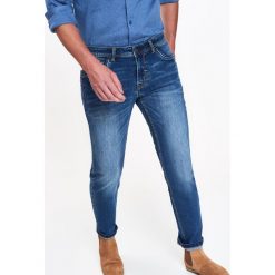 SPODNIE MĘSKIE JEANSOWE O KROJU SLIM. Niebieskie spodnie męskie Top Secret, na co dzień, na zimę, s, bez wzorów, z jeansu. W wyprzedaży za 69,99 zł.