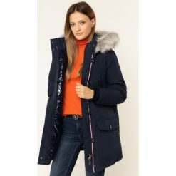 Parka TOMMY HILFIGER Nova Authentic WW0WW25741. Czerwone kurtki damskie TOMMY HILFIGER, m, bez wzorów, bez kaptura. W wyprzedaży za 899,00 zł.