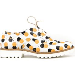 Sznurowane oksfordki w kropki - skóra naturalna - model 258 - kolor żółte kropki. Żółte półbuty damskie Zapato, bez wzorów, ze skóry, bez obcasa, na sznurówki. W wyprzedaży za 216,30 zł.