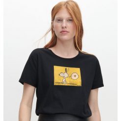 T-shirt z nadrukiem Snoopy -. T-shirty damskie Reserved, s, z nadrukiem, bez kołnierzyka. Za 39,99 zł.