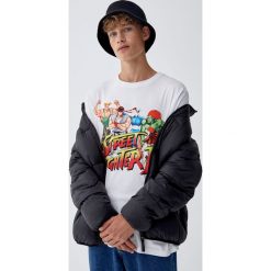 Koszulka Street Fighter. Białe koszulki męskie Pull&Bear, m, bez wzorów, street, bez kołnierzyka, z krótkim rękawem, krótkie. Za 69,90 zł.
