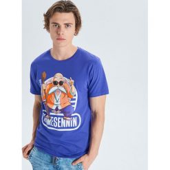 Koszulka z kolekcji Dragon Ball - Fioletowy. Fioletowe koszulki męskie Cropp, s, bez wzorów, bez kołnierzyka, bez rękawów. Za 59,99 zł.