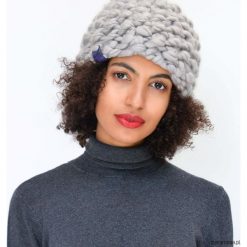 Szara czapka na drutach z wełny merynosów merino. Szare czapki damskie marki Pakamera, bez wzorów, z jedwabiu. Za 249,00 zł.