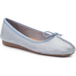 Baleriny CLARKS - Freckle Ice 261321164 Blue Grey. Szare baleriny damskie Clarks, bez wzorów, ze skóry, klasyczne, bez obcasa, bez zapięcia. W wyprzedaży za 199,00 zł.
