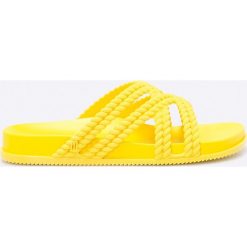 Melissa - Klapki Cosmic + Salinas. Żółte klapki damskie Melissa, bez wzorów, z materiału, bez obcasa, na płaskiej podeszwie. W wyprzedaży za 149,90 zł.