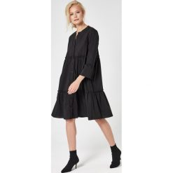 Sukienka na guziki czarna - xl. Czarne sukienki damskie e-margeritka.pl, xl, bez wzorów, z bawełny, eleganckie, ze stójką, moda ciążowa, z krótkim rękawem, krótkie, mini, rozkloszowane. Za 159,99 zł.