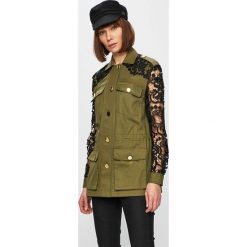 Guess Jeans - Kurtka. Kurtki damskie Guess Jeans, s, z aplikacjami, z bawełny, krótkie, bez kaptura. W wyprzedaży za 299,90 zł.