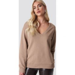 NA-KD Basic Bluza basic z dekoltem V - Beige. Brązowe bluzy damskie marki NA-KD Basic, bez wzorów, bez rękawów, bez kaptura. W wyprzedaży za 50,47 zł.