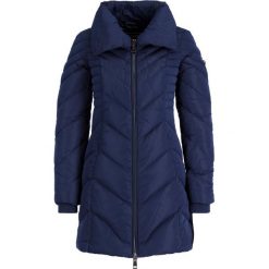 Kurtka puchowa Guess Payton W94L82 W94G0. Czerwone kurtki damskie Guess, s, z aplikacjami, z puchu, bez kaptura. W wyprzedaży za 519,00 zł.