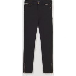 Dopasowane spodnie skinny fit -. Spodnie damskie Mohito, bez wzorów. Za 119,99 zł.