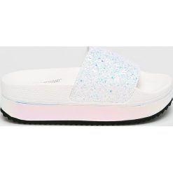 TheWhiteBrand - Klapki. Białe klapki damskie TheWhiteBrand, bez wzorów, ze skóry, bez obcasa, na obcasie. W wyprzedaży za 149,90 zł.