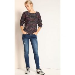 SWETER DŁUGI RĘKAW DAMSKI KLASYCZNY, LUŹNY. Niebieskie swetry oversize damskie marki Top Secret, na zimę, w kolorowe wzory, z jeansu, klasyczne. W wyprzedaży za 59,99 zł.