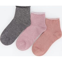 Skarpetki z błyszczącym włóknem 3 pack - Różowy. Różowe skarpetki damskie Reserved, bez wzorów, z włókna. Za 29,99 zł.