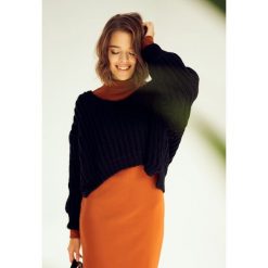 Czarny Sweter Over It. Czarne swetry damskie Born2be, m, bez wzorów, z jeansu, z krótkim rękawem, długie, bez kaptura. Za 129,99 zł.