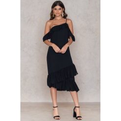 Sukienki: NA-KD Trend Sukienka z odkrytymi ramionami – Black