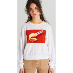 Krótka bluza z fotonadrukiem - Beżowy. Brązowe bluzy damskie Cropp, s, bez wzorów, z krótkim rękawem, krótkie, bez kaptura. Za 59,99 zł.