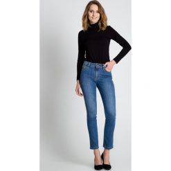 Niebieskie jeansowe spodnie BIALCON. Czerwone bryczesy damskie marki BIALCON, na co dzień, oversize. Za 229,00 zł.