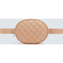 Pikowana torebka nerka w kolorze nude. Szare nerki damskie Pull&Bear, bez wzorów, pikowane, bez dodatków. Za 59,90 zł.
